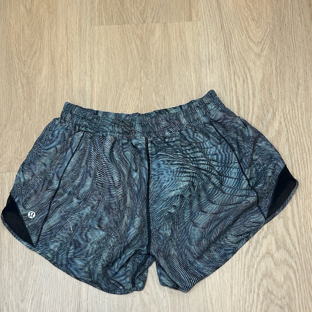 Lululemon Hotty Hot Low Rise Short 4" size 8 - Picture 7 of 9